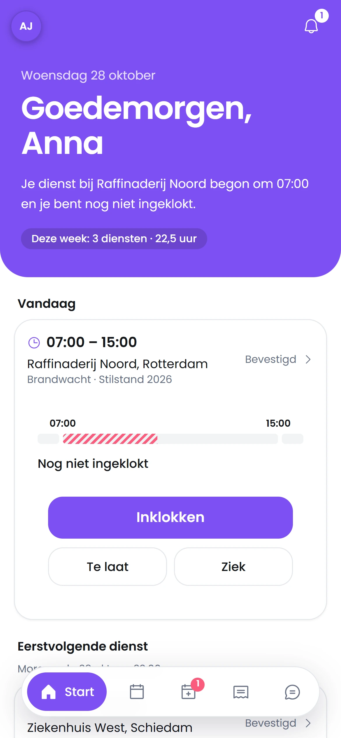 De startpagina van de medewerker-app: je dienst van vandaag met een knop om in te klokken